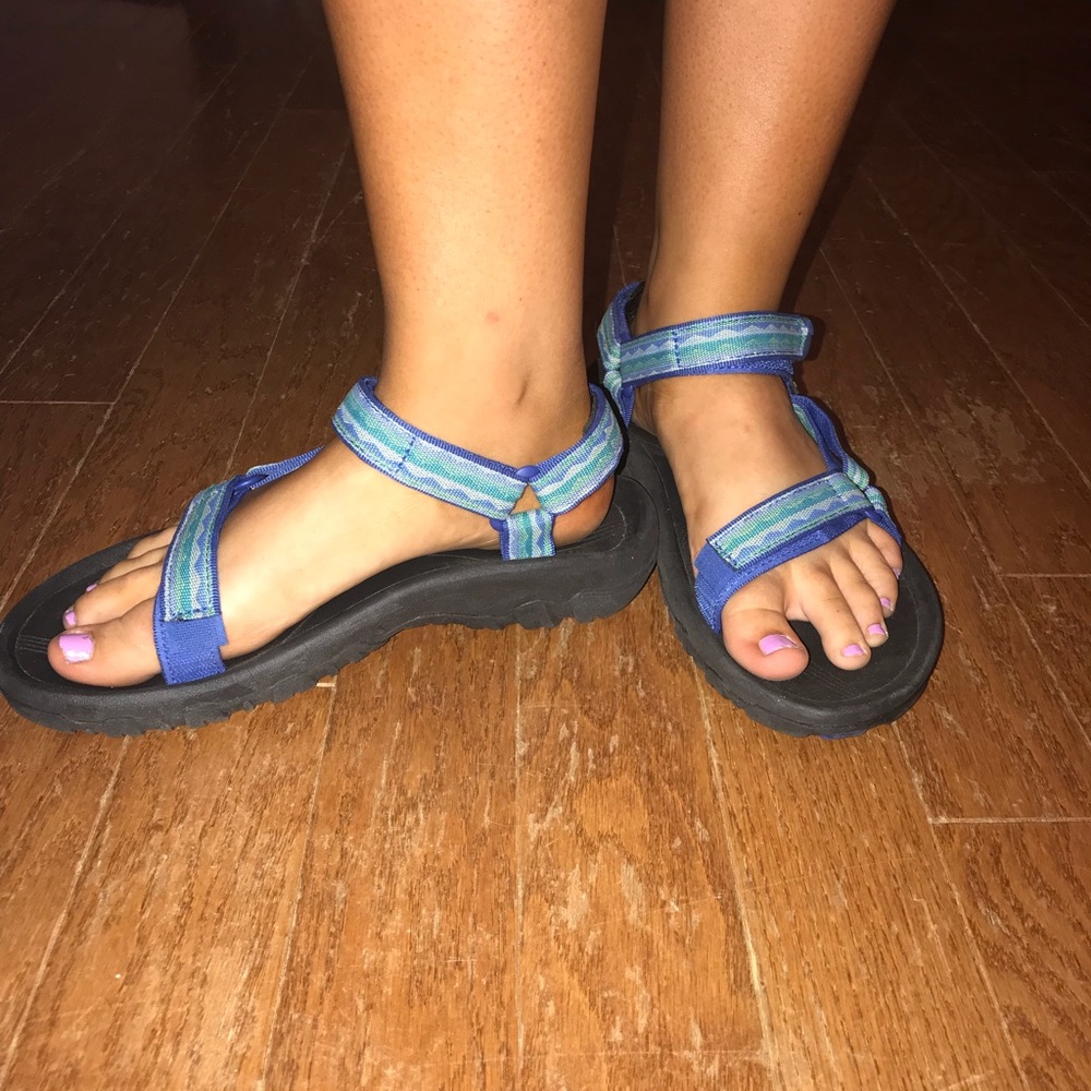 WOMENS WIDE SIZE 10 TEVAS.
